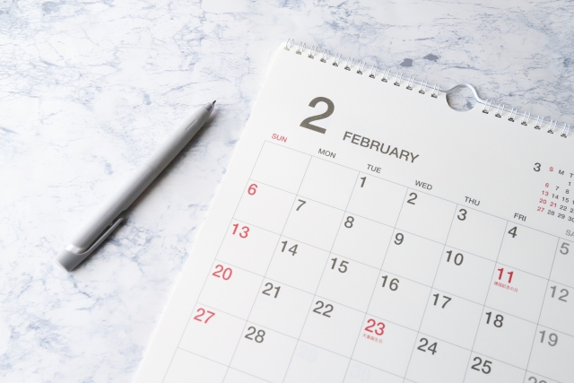 2月のカレンダーとペン