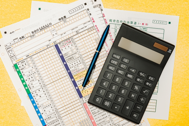 確定申告書と電卓