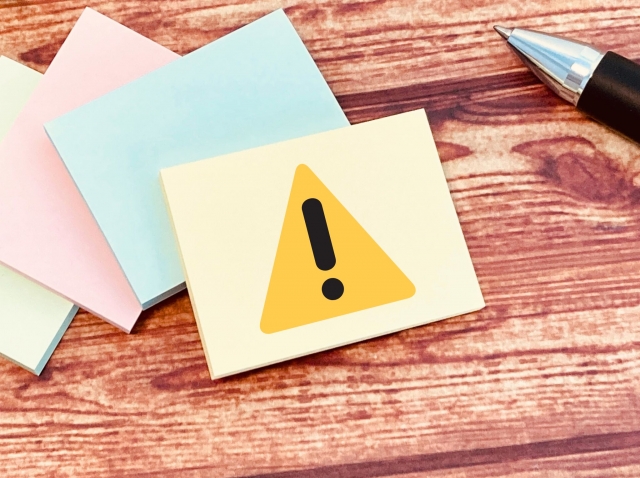 ビックリマークが書かれた付箋