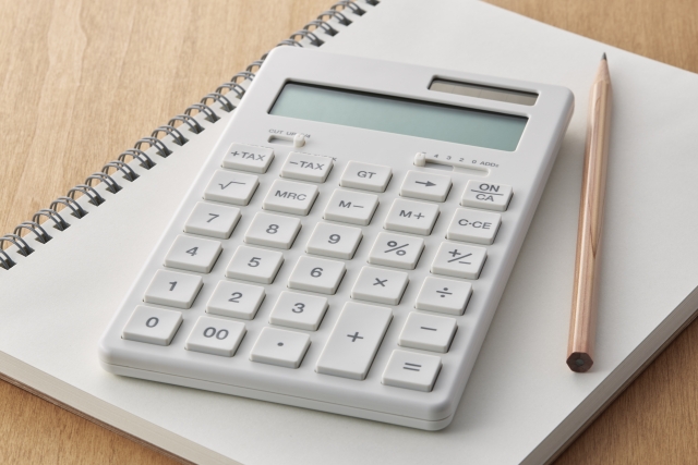 電卓と白紙のノート