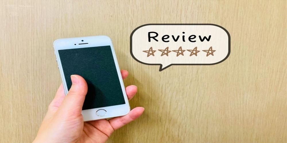 スマートフォンを持つ手と『Review・★★★★★』の吹き出しが描かれたイメージ