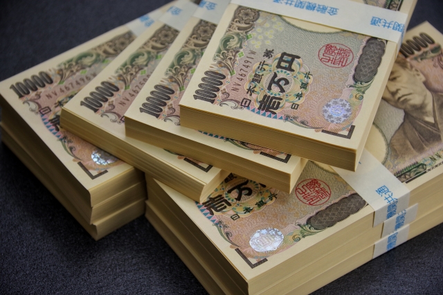 積まれた現金の束