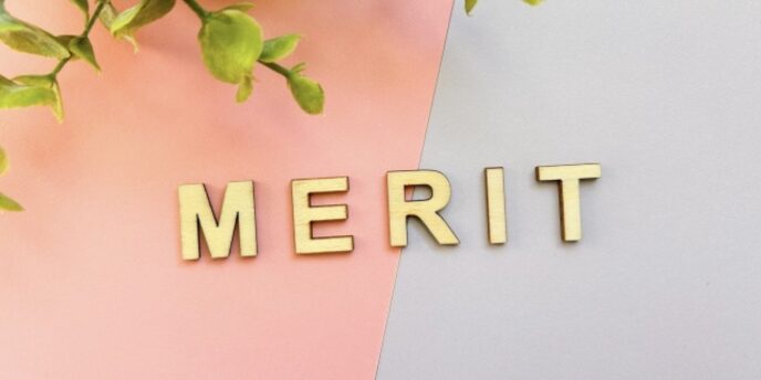 ピンクとグレーの背景に「MERIT」と書かれた木製文字が並んでいる画像
