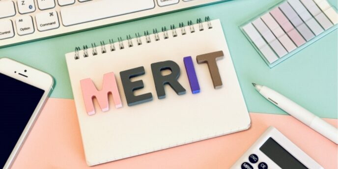 「MERIT」と書かれた立体文字とノート、スマートフォン、電卓が配置されたメリット訴求用イメージ