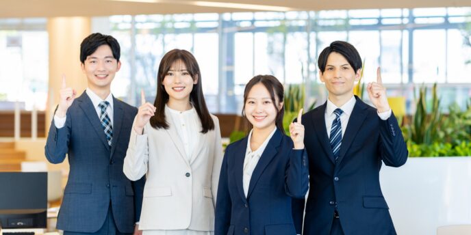 スーツ姿の若手社員チーム