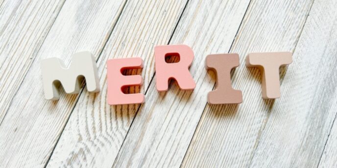 木目の背景に「MERIT」と書かれた立体的なアルファベットが並ぶ画像