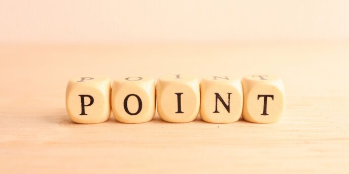 「POINT」と書かれた木製ブロックが並べられたシンプルな背景