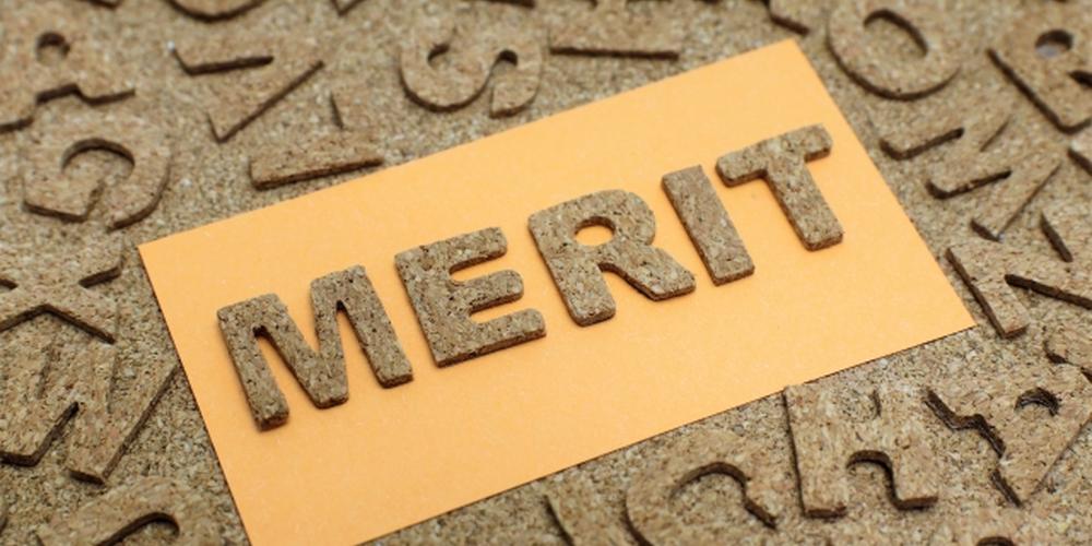 『MERIT』の文字 コルク風の素材