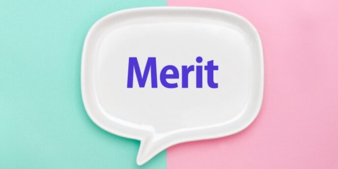 吹き出し型のプレートに「Merit」と書かれ、
背景がピンクと水色に分かれている画像。