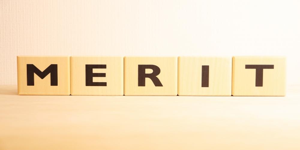 MERITの文字が印字された木製ブロック