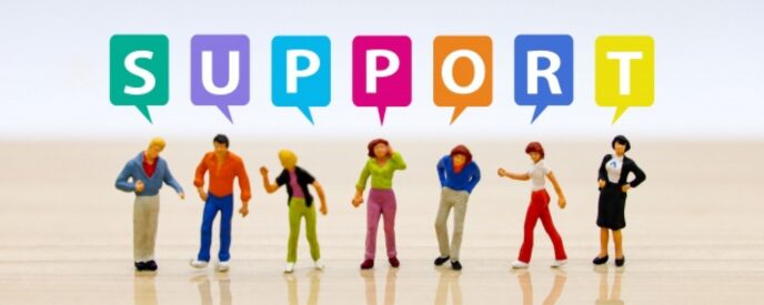 「SUPPORT」の文字と、色とりどりの服を着たミニチュアの人物が並ぶ画像