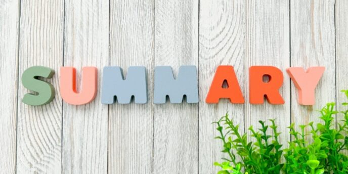 「SUMMARY」とカラフルな文字で書かれた木製アルファベットと植物