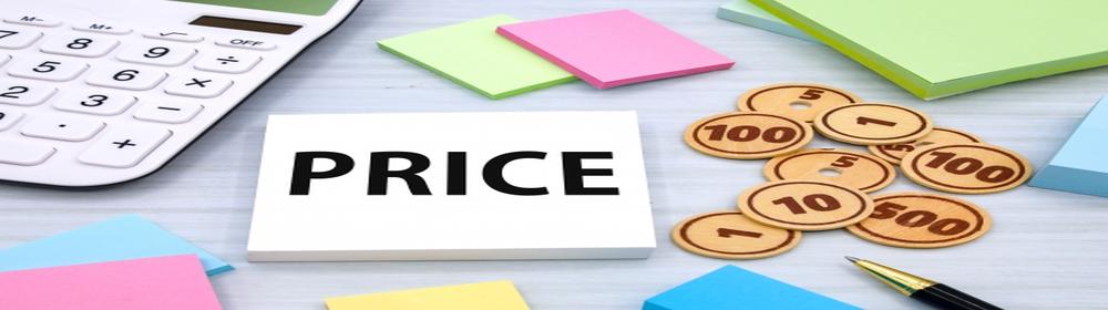 PRICEの文字と電卓、メモ、木製の硬貨