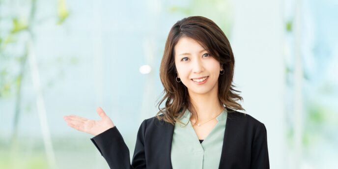 案内する女性スタッフ