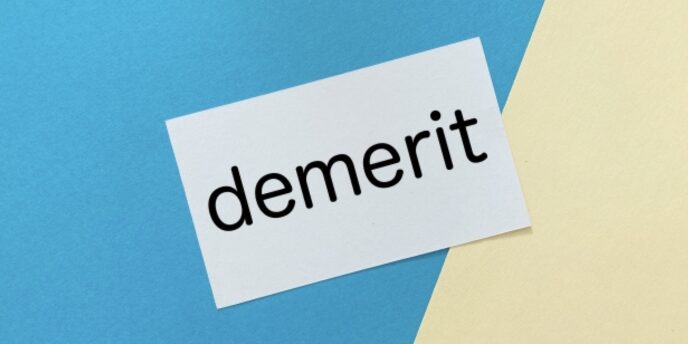青とクリームの背景に置かれた「demerit」のシンプルなカード