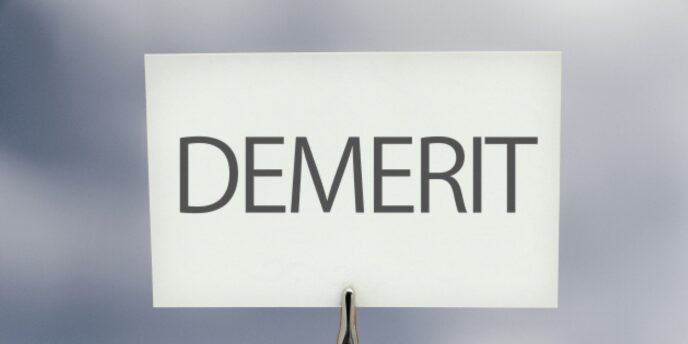 白カードに「DEMERIT」と書かれたシンプルなデメリット表示