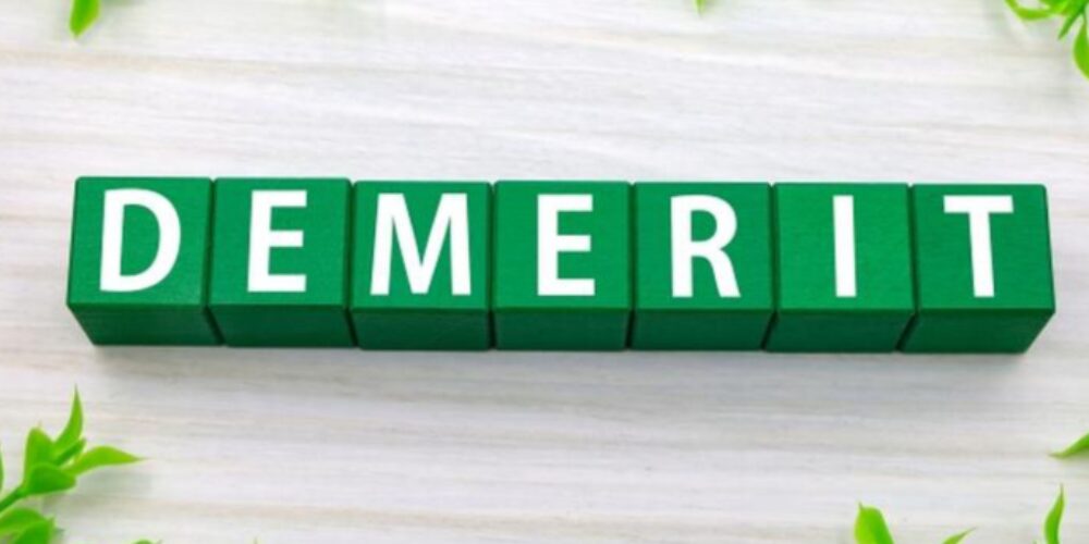 緑のブロックで構成された「DEMERIT」