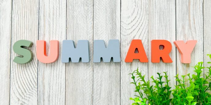 木目背景に並べられたカラフルなSUMMARYの文字