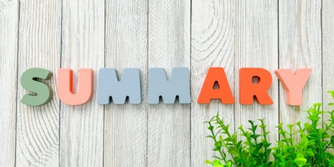 白い木目の背景に「SUMMARY」とカラフルなアルファベットが並び、右下に観葉植物が添えられた画像。