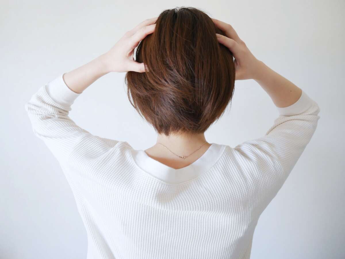 悩む人