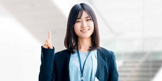 案内する女性営業スタッフ