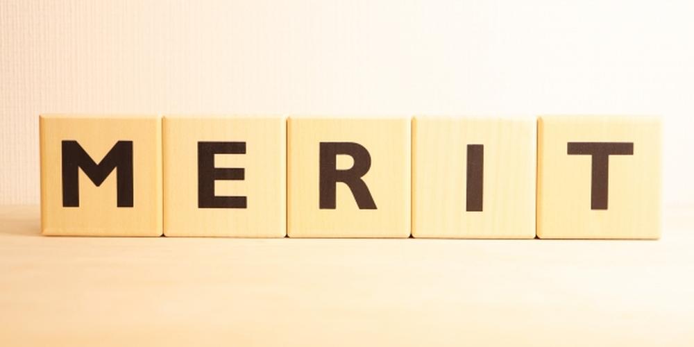 「MERIT」と書かれたブロックが並んでいる明るい背景