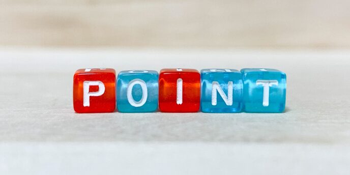 「POINT」と書かれた赤と青の透明なキューブブロックが並ぶ画像