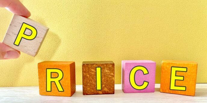 「PRICE」と書かれたカラフルなブロックが横一列に並ぶ画像