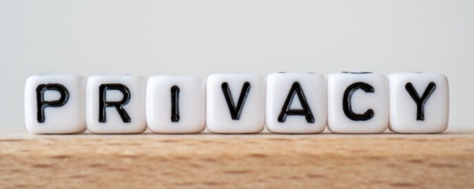 「PRIVACY」と並べられた文字ブロック、プライバシーや個人情報保護のイメージ