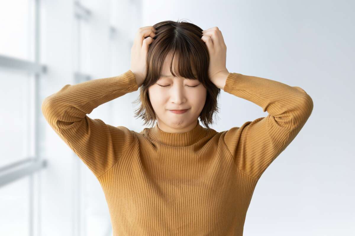 頭を抱える