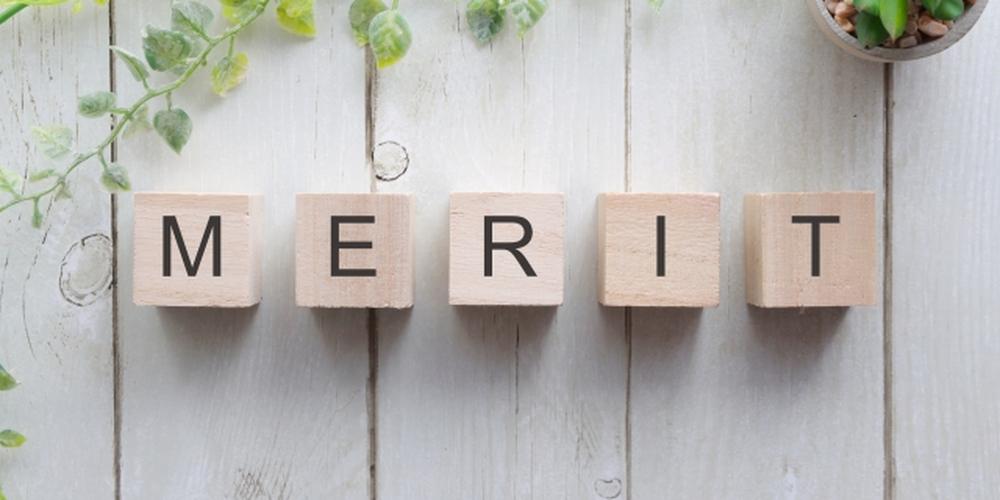 白い木製テーブル上に並んだ「MERIT」の文字